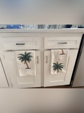 NWOT-Set of 2 Palm Tree Kitchen Towels - Green & Brown Tropical Print